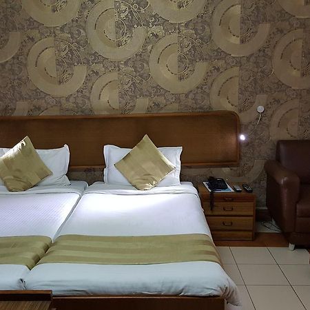 Oyo 15791 Flagship Hotel Executive Hazratganj Lucknow Buitenkant foto